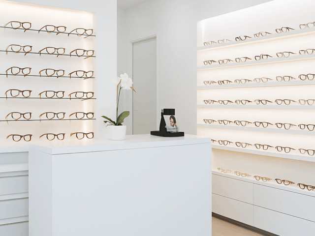 Gafas negras de diseño moderno sobre fondo blanco en centro óptico de Córdoba
